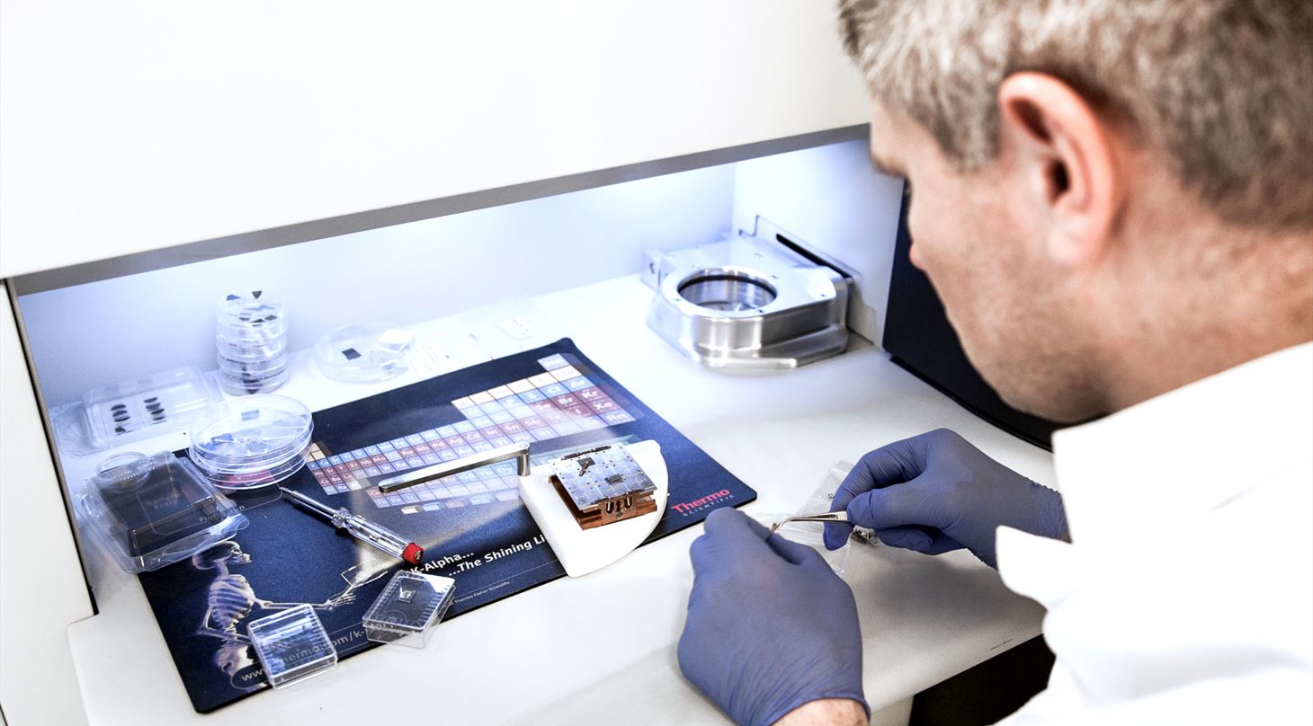 Laboratoriemedarbejder ved XPS instrument